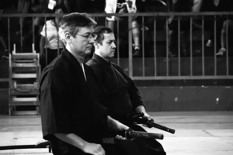 Praticante de iaido executando um corte com a espada