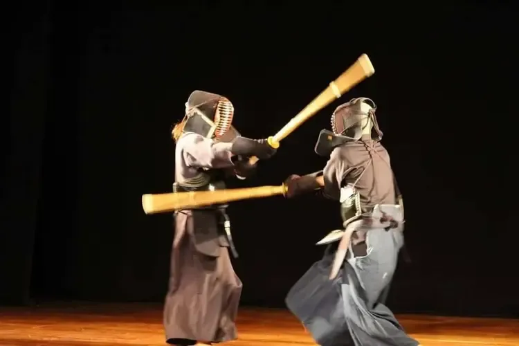 Praticantes de kendo em luta usando bogu e shinai